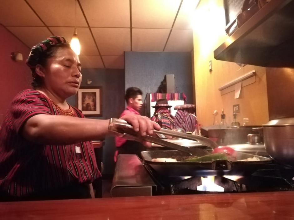 Rosa Pu prepara los platillos en sus cuatro fogones delante de los clientes. (Foto: Soy502)