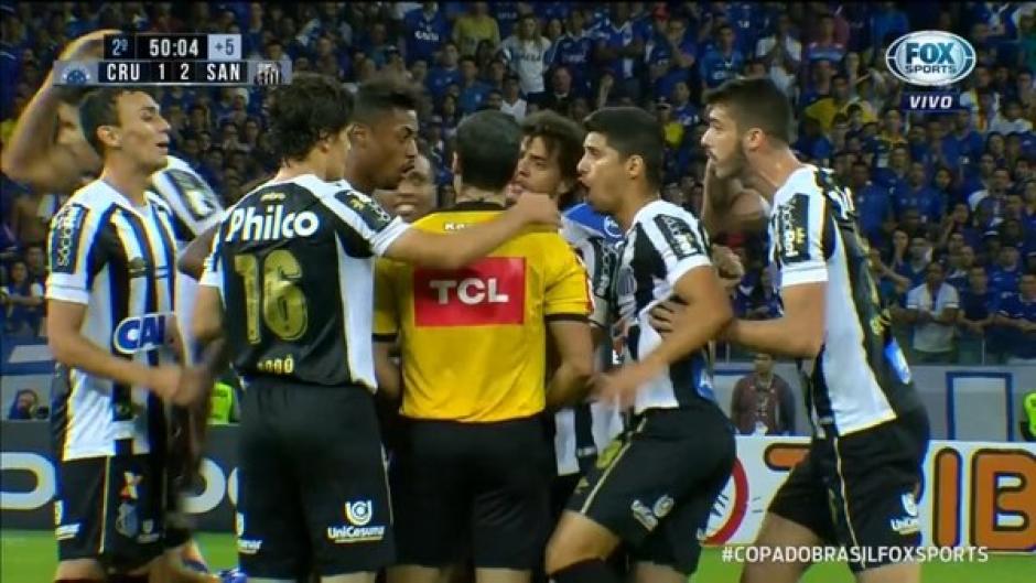 Los jugadores del Cruzeiro reclaman de forma airada al árbitro. (Foto: Captura de pantalla)