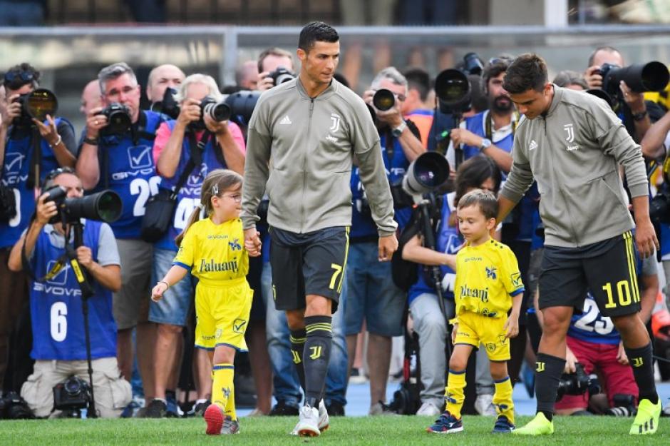El portugués notó la tristeza en el rostro del pequeño que iba con Paulo Dybala. (Foto: AFP)