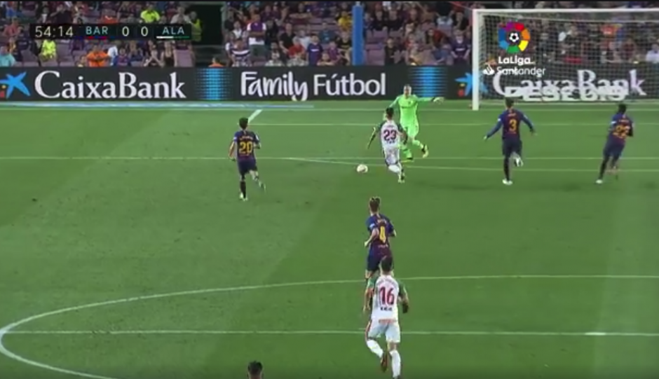 El guardameta del club catalán demostró que también es habilidoso para jugar con los pies. (Captura Video)