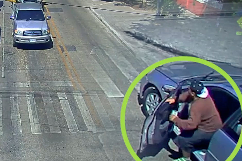 El conductor fue captado por las cámaras de seguridad con el celular en su mano izquierda. (Imagen: captura de pantalla)
