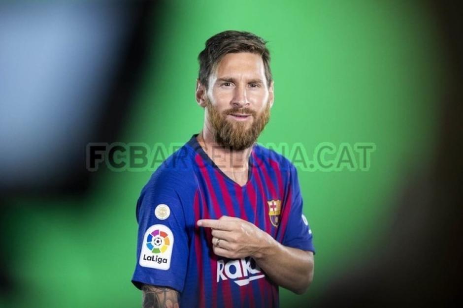 Messi muestra el escudo de campeón en la nueva indumentaria de Barsa. (Foto: FC Barcelona)