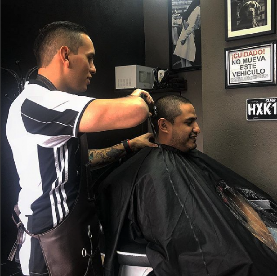 El joven diputado inició su negocio en marzo de este año y en ocasiones visita la peluquería. (Foto: Juan Manuel Giordano/Instagram)