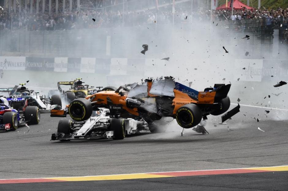 El bólido de Fernando Alonso vuela y se destruye en plena competencia. (Foto: AFP)