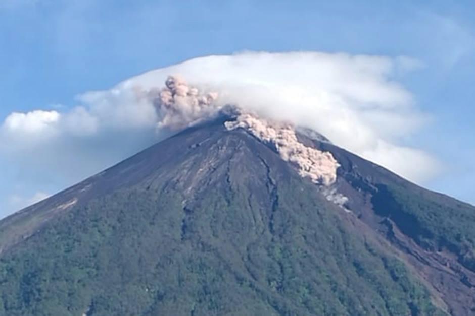 El Volcán de Fuego generó una nueva explosión esta mañana. (Foto: Conred)&nbsp;