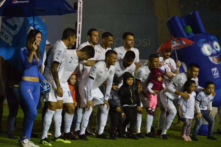 Los jugadores salieron acompañados de sus hijos o sobrinos. (Foto: Rudy Martínez/Soy502)&nbsp;