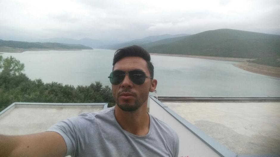 El futbolista guatemalteco Wilber Pérez aprovecha su estadía en Kosovo para conocer algunos atractivos turísticos. (Foto: Cortesía)