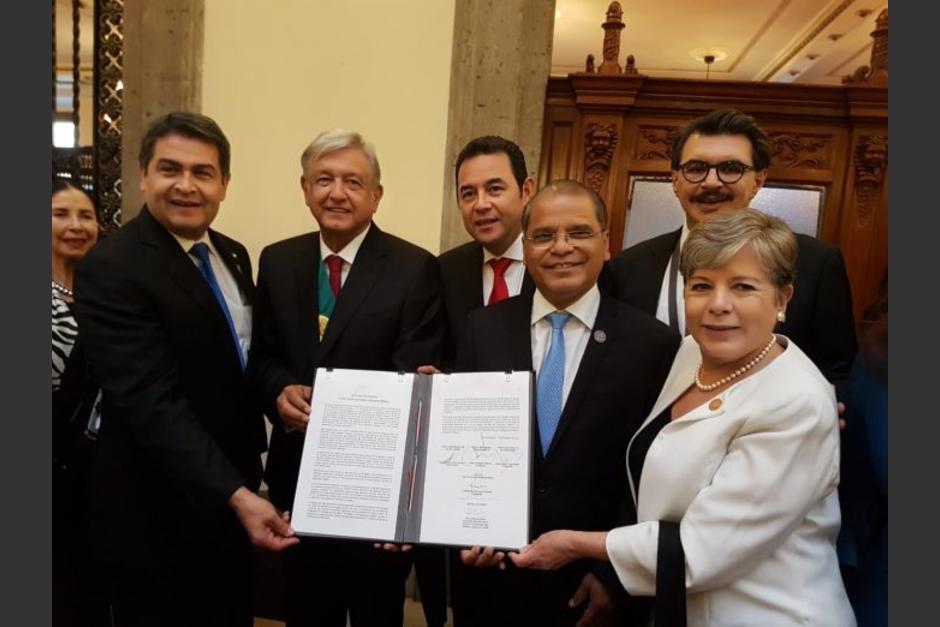 El presidente Jimmy Morales junto a los otros mandatarios que integran el Triángulo Norte y AMLO. (Foto: AGN)
