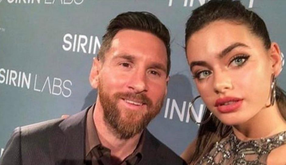 Messi participó en un evento el viernes y esta fue la selfie que la modelo tomó. (Foto: captura pantalla)&nbsp;