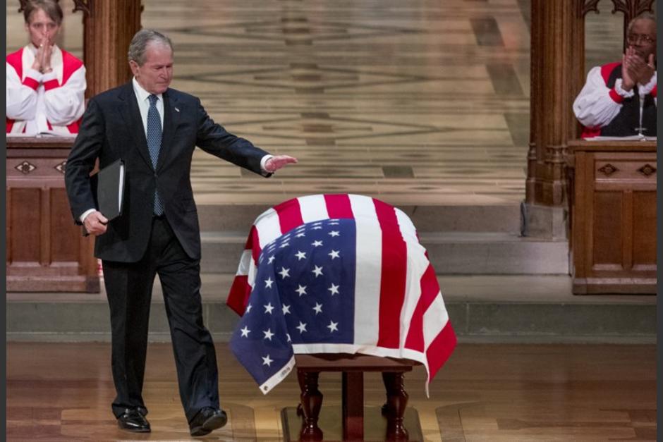 El expresidente George W. Bush se despide con mucho pesar de su padre. (Foto: AFP)