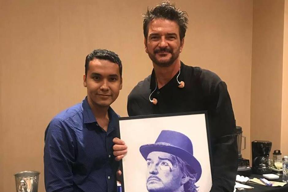 El pintor guatemalteco, Edgar Lemus, entregó una de sus obras a Ricardo Arjona. (Foto: Edgar Lemus)