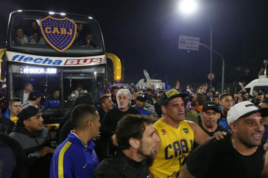 Rafael Di Zeo líder de la barra brava de Boca Juniors causó polémica al escoltar el de bus de su equipo a la salida rumbo a Madrid. (Foto: ESPN)