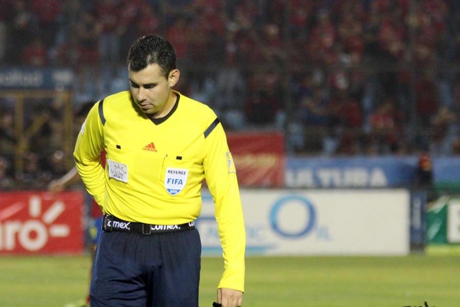 El árbitro Mario Escobar recibió un botellazo en la cabeza lo que obligó a finalizar el partido Cobán - Guastatoya. (Foto: Javy Alvizures)