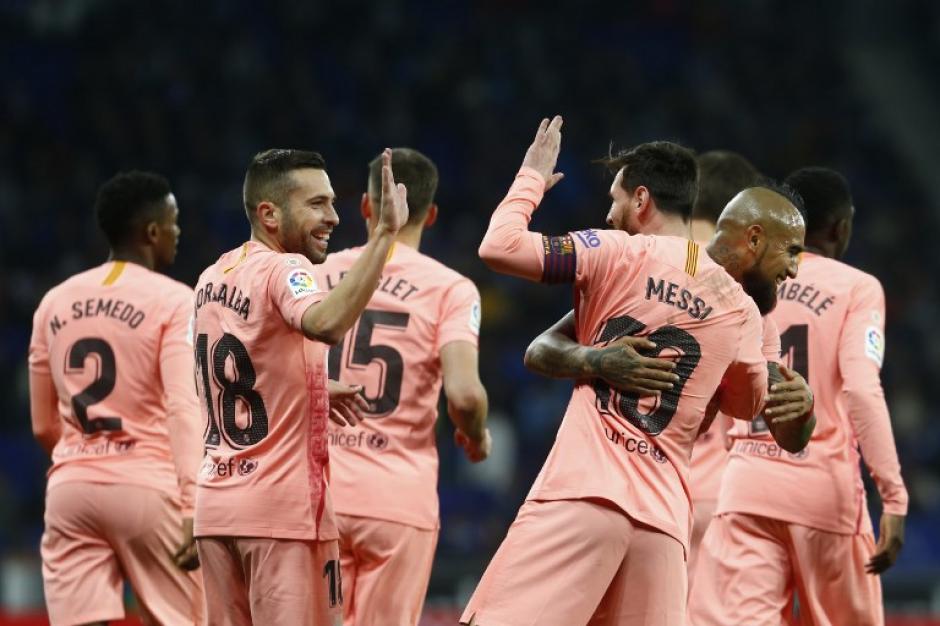 Messi y compañía festejan el gol con el que el FC Barcelona inició el camino del triunfo. (Foto: AFP)