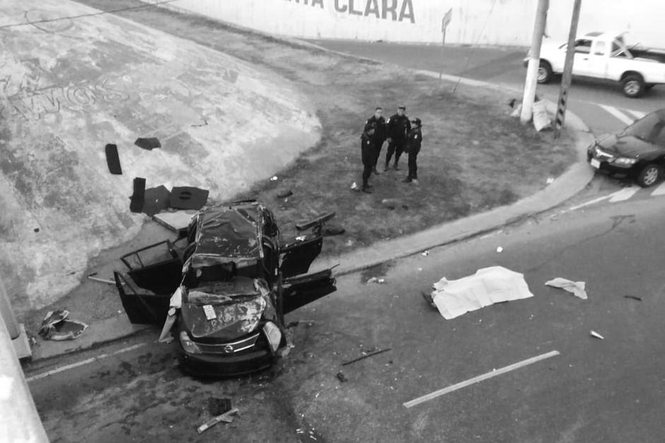 Un vehículo perdió el control y voló sobre el puente conocido como "El Túnel", en Villa Nueva. El piloto falleció. (Foto: Dalia Santos/PMT Villa Nueva)