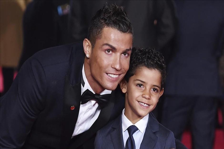 Cristiano Ronaldo está orgulloso de su hijo Cristiano Jr quien ya gana trofeos. (Foto: Soy502)