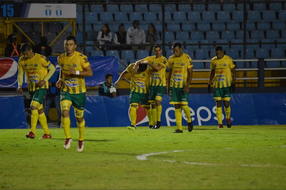 Luis Fernando Martínez celebra el segundo gol de Guastatoya. (Foto: Rudy Martínez/Soy502)
