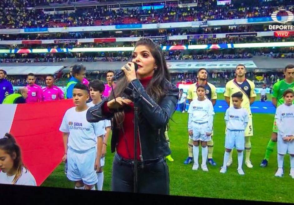 Destrozan a Ana Bárbara por cambiarle la letra al himno de México, previo a la final de la Liga MX. (Foto: Captura de video)