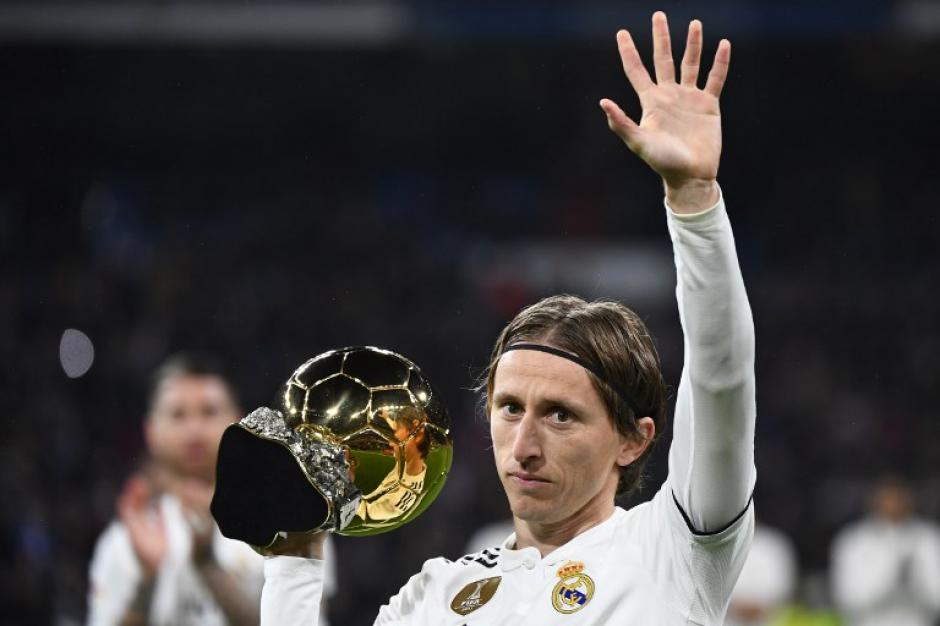 Luka Modric presentó el Balón de Oro en el estadio Santiago Bernabéu. (Foto: AFP)