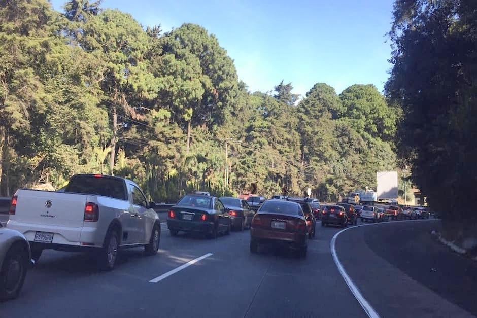 Un bus con desperfectos mecánicos sobre el kilómetro 21 perjudica la circulación del carril derecho (Foto: Fredy Hernández/Soy502)