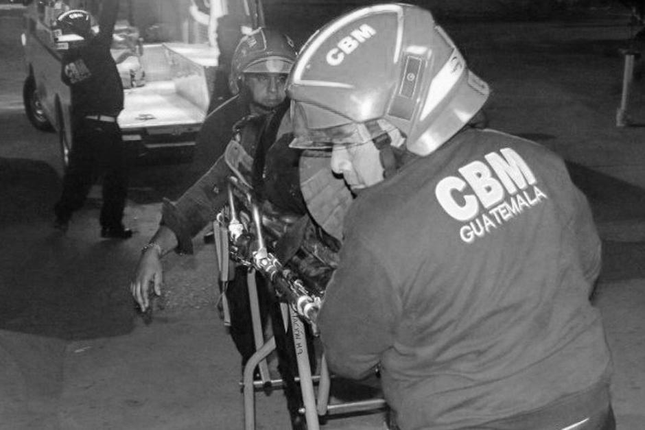 El tiroteo se registró la madrugada de este lunes frente a una discoteca de la zona 10. (Foto: Bomberos Municipales)