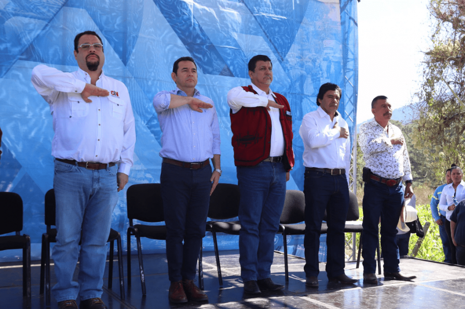El mandatario Jimmy Morales acudió a&nbsp;San Andrés Sajcabajá, Quiché a inaugurar un tramo carretero. (Foto: Ministerio de Comunicaciones)