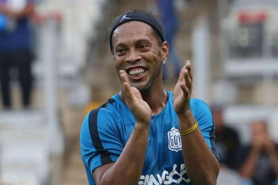 Ronaldinho sigue regalando alegría por todos lados. (Foto: AFP)