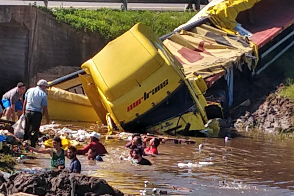 El camión cayó en un municipio de Argentina. (Foto: Clarín)