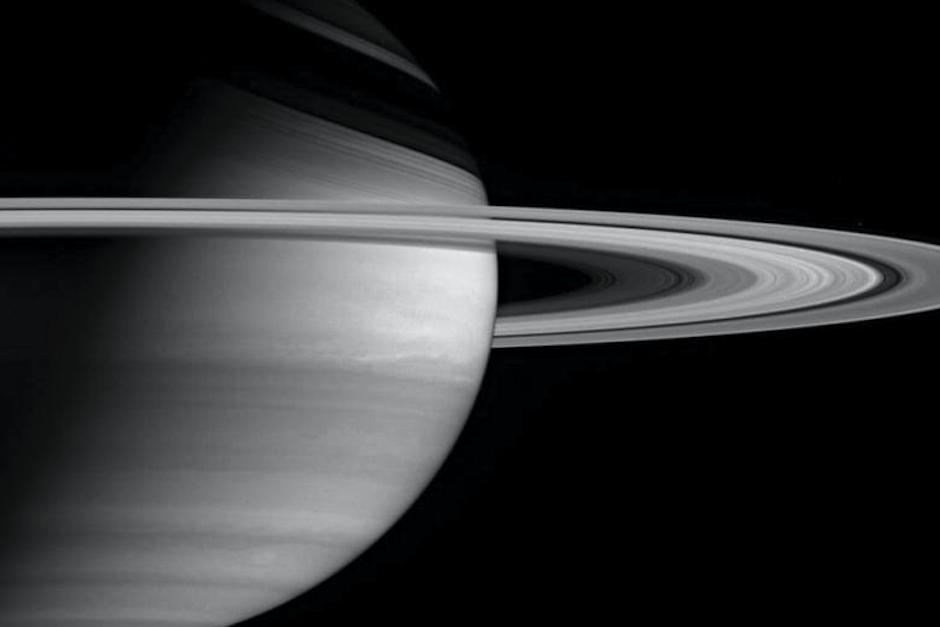 La NASA confirmó que el famoso planeta está perdiendo sus anillos de manera acelerada. (Foto: AFP)