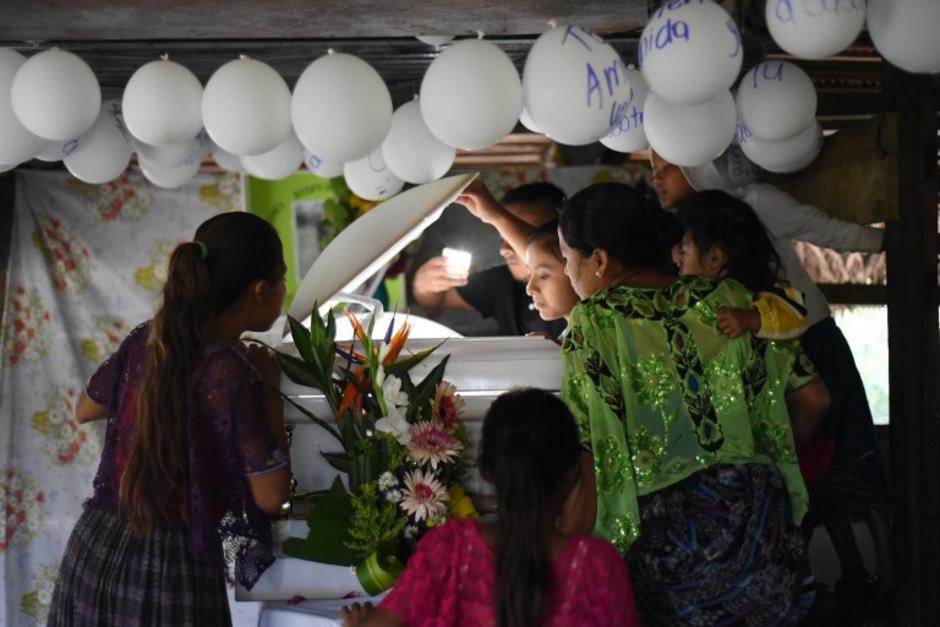 Su familiares y vecinos llegaron al funeral de Jakelin Caal. (Foto: AFP)