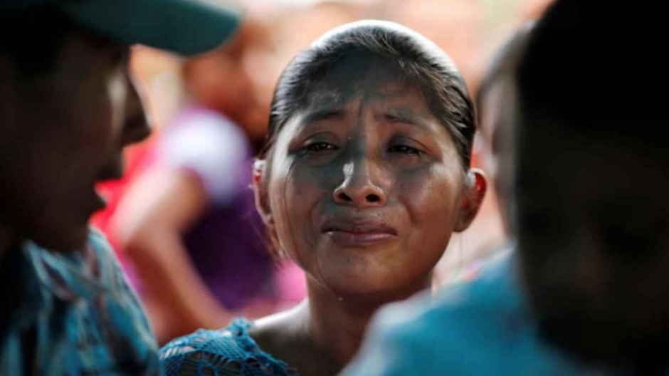 La mamá de Jakelin Caal llora desconsolada por la muerte de su hija bajo custodia de la Patrulla Fronteriza de EE.UU. (Foto: Reuters)