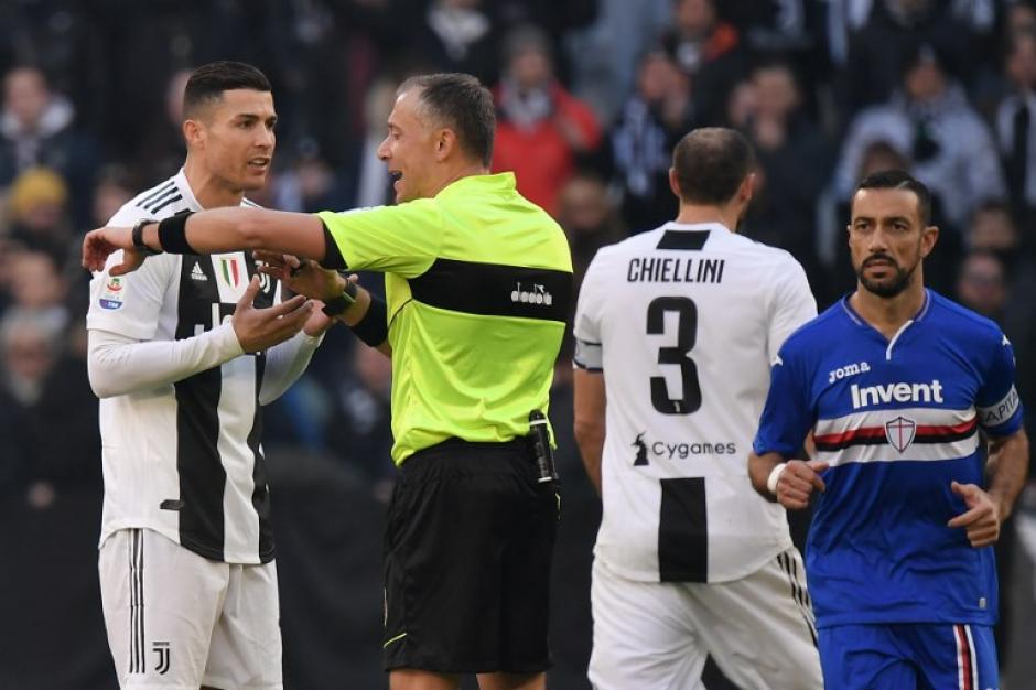 Cristiano Ronaldo discute con el árbitro durante el partido de la Juventus ante la Sampdoria. (Foto: AFP)