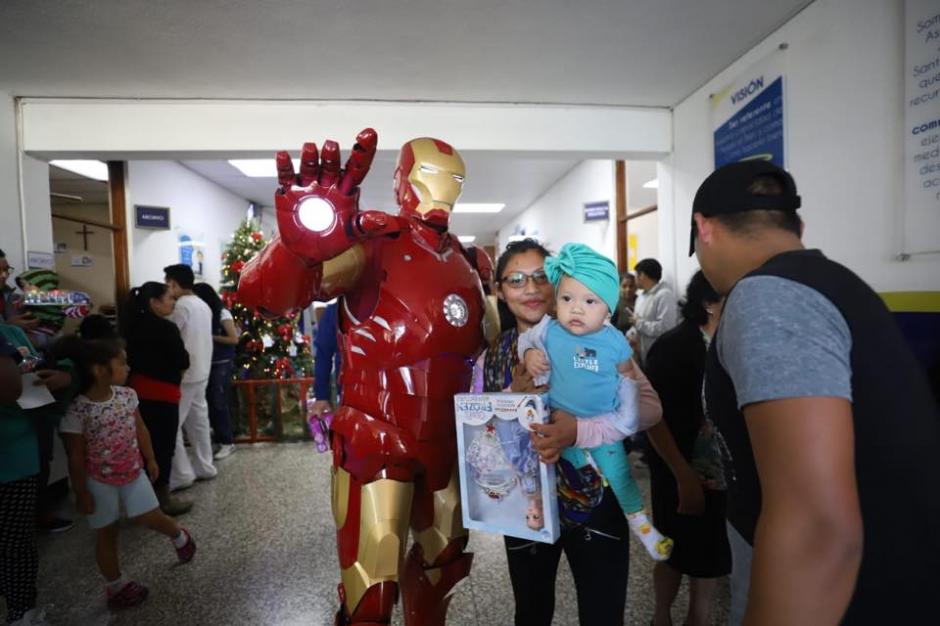 El alcalde de Mixco, Netro Bran, se vistió como el superhéroe Iron Man y visitó a niños que están internados en el hospital San Pablo. (Foto: Facebook Neto Bran)&nbsp;