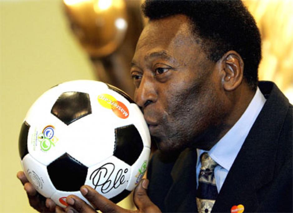 Pelé recordó la calle donde dio las primeras patadas un balón. (Foto: AFP)