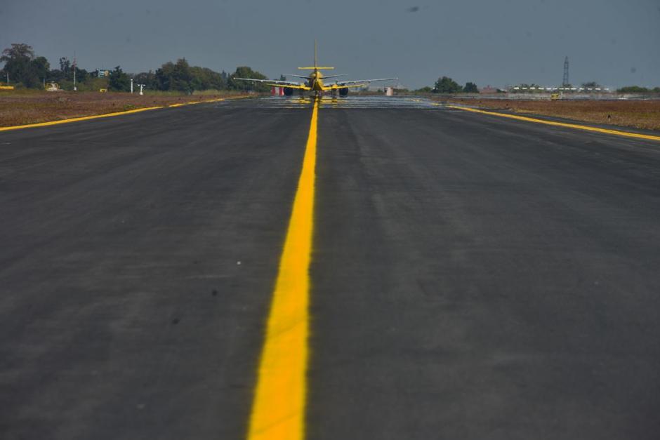 El presidente Jimmy Morales inauguró la pista activa de aterrizaje en el Aeropuerto Internacional La Aurora. (Foto: Jesús Alfonso/Soy502)