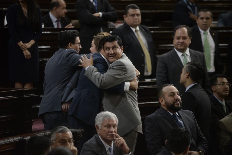 Al ver que la planilla logró 92 votos, varios diputados festejaron abrazándose. (Foto: Wilder López/Soy502)