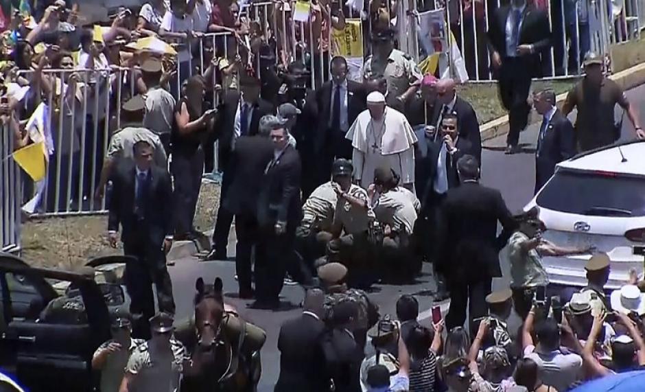 El Sumo Pontífice se preocupó por el estado de la agente que cubría el evento. (Foto: AFP)