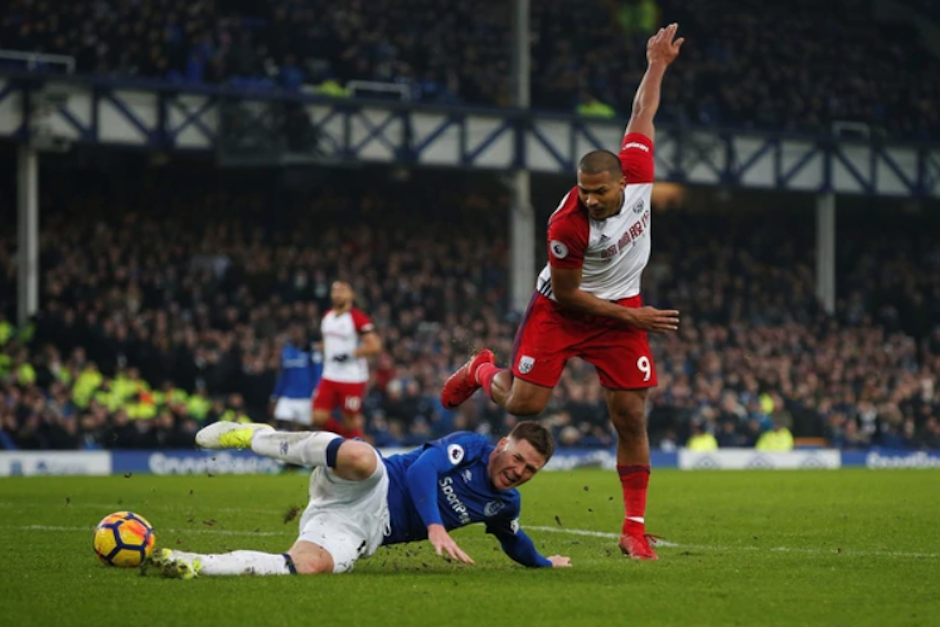 El incidente ocurrió durante un encuentro de la Premier League (Foto: Infobae)