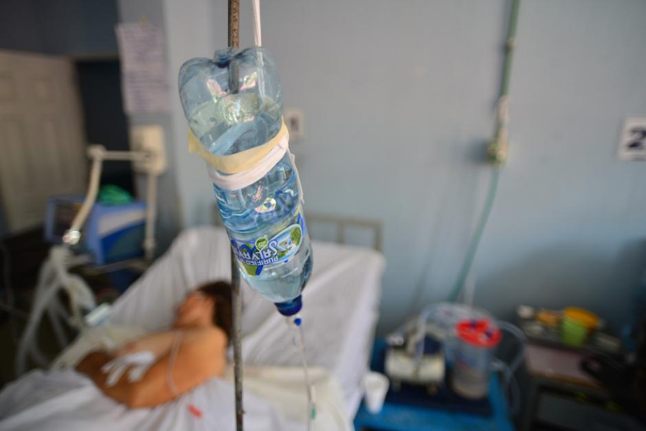La falta de insumos es un problema crónico del sistema de salud. Aquí, una botella de agua se usa para poner suero en el hospital de Cuilapa. (Foto: Wilder López/Archivo Soy502)