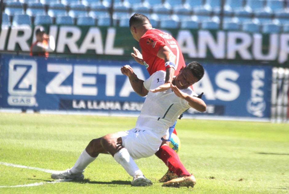 Carlos Castrillo tuvo un duelo con los panameños Blas Pérez y Felipe Baloy durante el clásico 301. (Foto: Luis Barrios/Soy502)