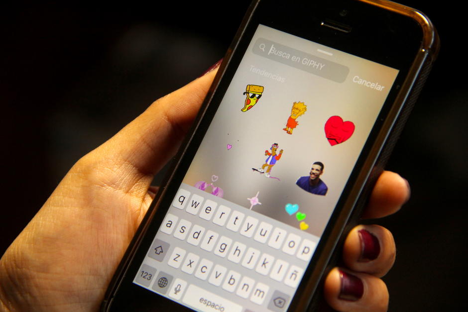 La actualización permite insertar stickers en forma de gif en las Stories. (Foto: Fredy Hernández/Soy502)