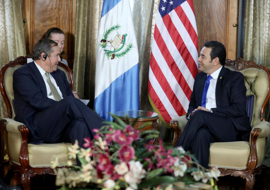 Jimmy Morales recibió en el Palacio Nacional al presidente de la Corporación para Inversión Privada en el Extranjero. (Foto: Gobierno)