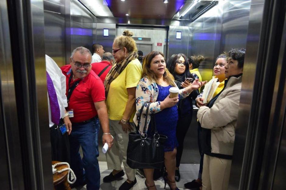 El elevador es un espacio no apto para la convivencia humana, como se ve en esta imagen captada en la Torre de Tribunales. (Foto: Jesús Alfonso/Soy502)