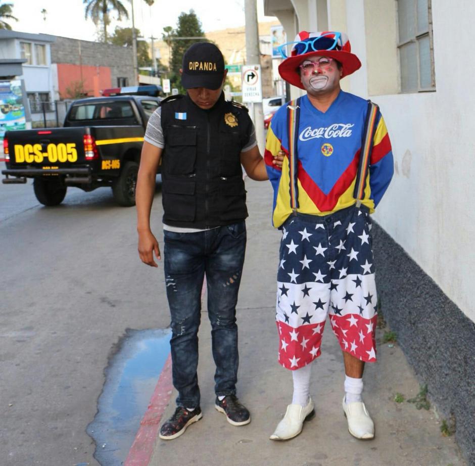 Las autoridades detuvieron a un payaso acusado de vender drogas en centros educativos de Jalapa. (Foto: PNC)