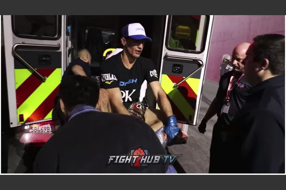Tras el combate, el peleador recibió la atención de los médicos, quienes lo llevaron en ambulancia a un hospital. (Foto: captura de video)