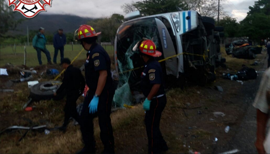 El accidente fue protagonizado por un bus de transporte colectivo. (Foto: Bomberos Departamentales)