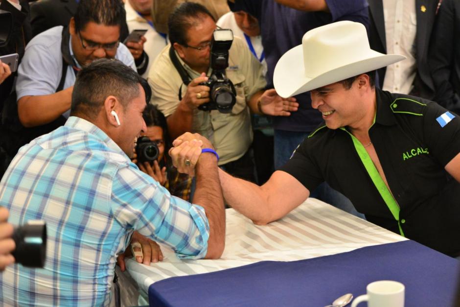 Neto Bran y "Tres Quiebres" disputaron un pulso en la asamblea de ANAM. (Foto: Jesús Alfonso/Soy502)