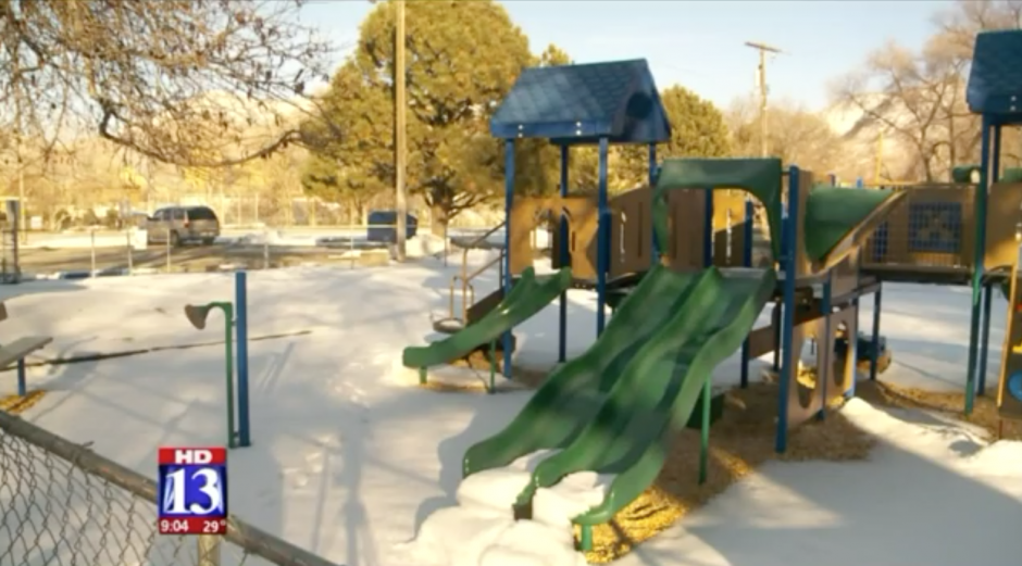 Vista del parque donde fue localizada la niña cuya madre había fallecido. (Foto: captura de pantalla / video: Fox13)