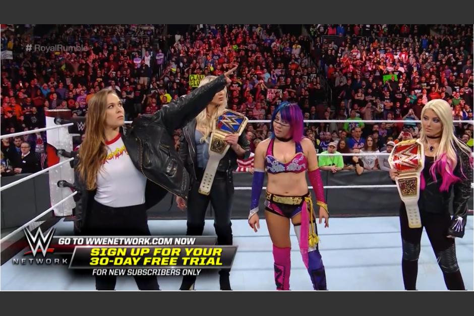 La luchadora sorprendió al salir en dirección al ring y robarse la última parte del Royal Rumble 2018. (Foto: captura de video)