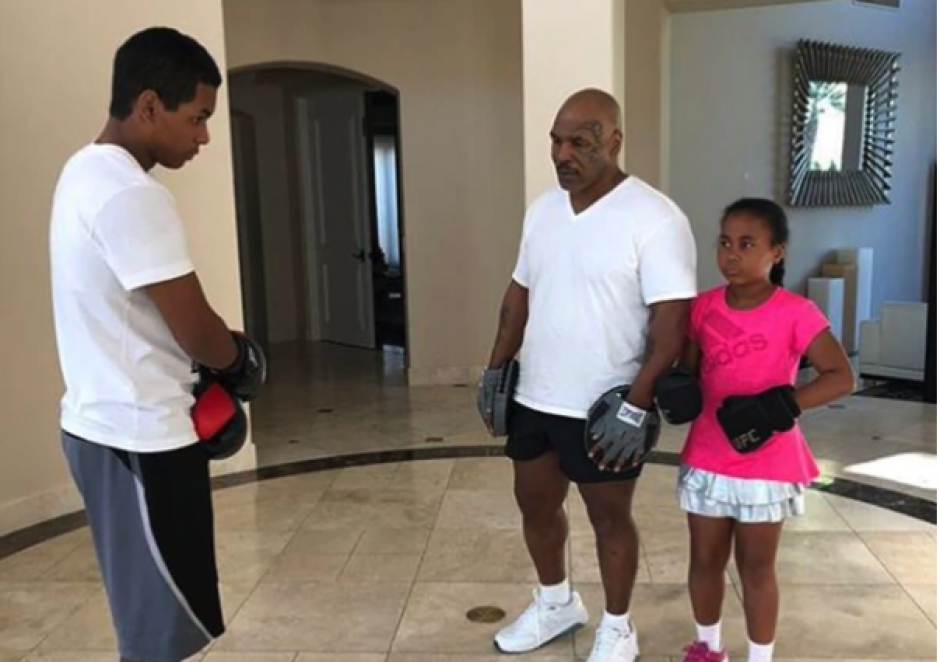 Mike Tyson es el entrenador personal de sus hijos en el arte del pugilismo. (Captura Video)